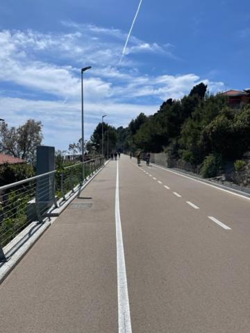 Casa Vacanza A 100 Metri Dal Mare Imperia Buitenkant foto